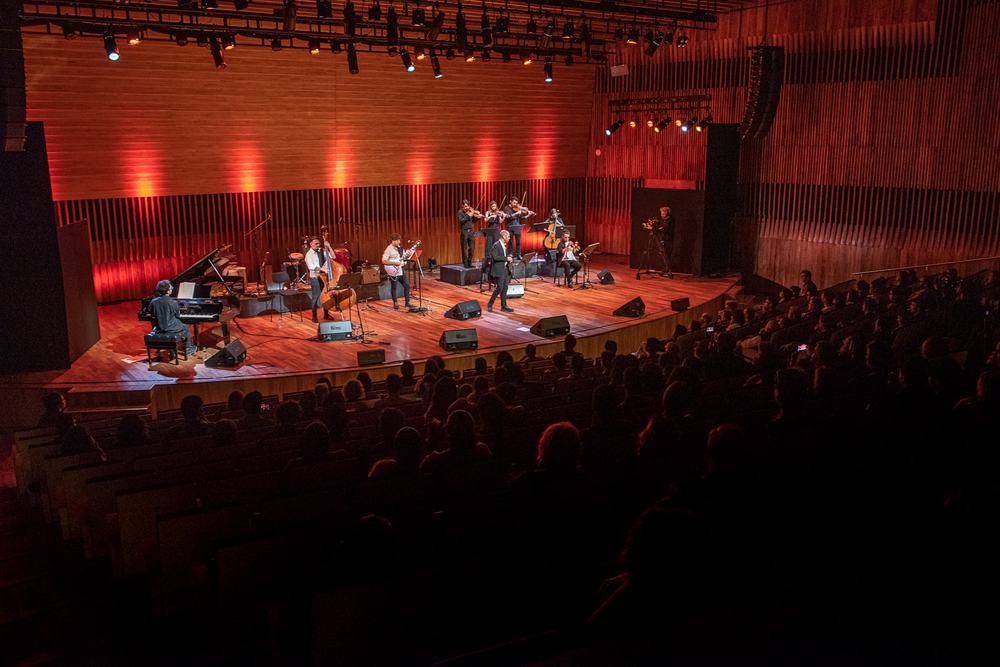 Concierto en una sala con luces rojas