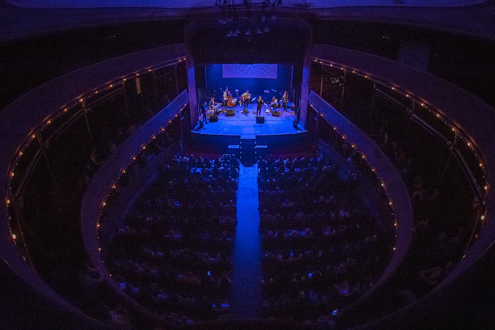 El sexteto en escena bajo luz azul