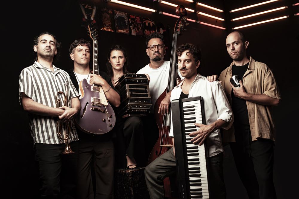 El Sexteto Fantasma con sus instrumentos, 2026