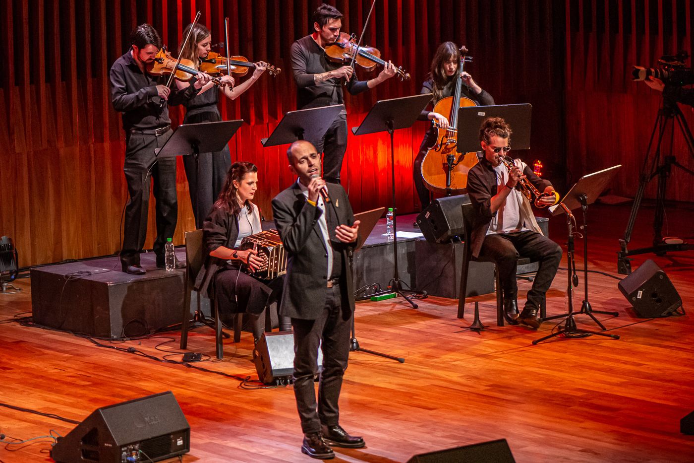 El Sexteto Fantasma en vivo junto a un cuarteto de cuerdas