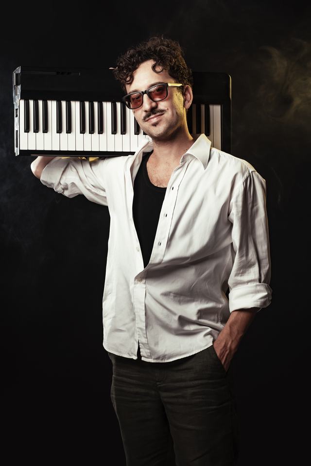 Ezequiel Agüero con un teclado