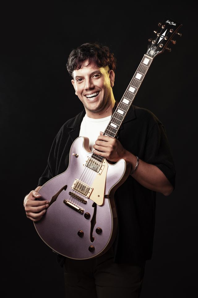 Guido Iacopetti con su guitarra