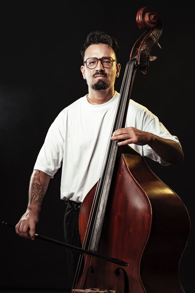 Matías D'Amico con su contrabajo