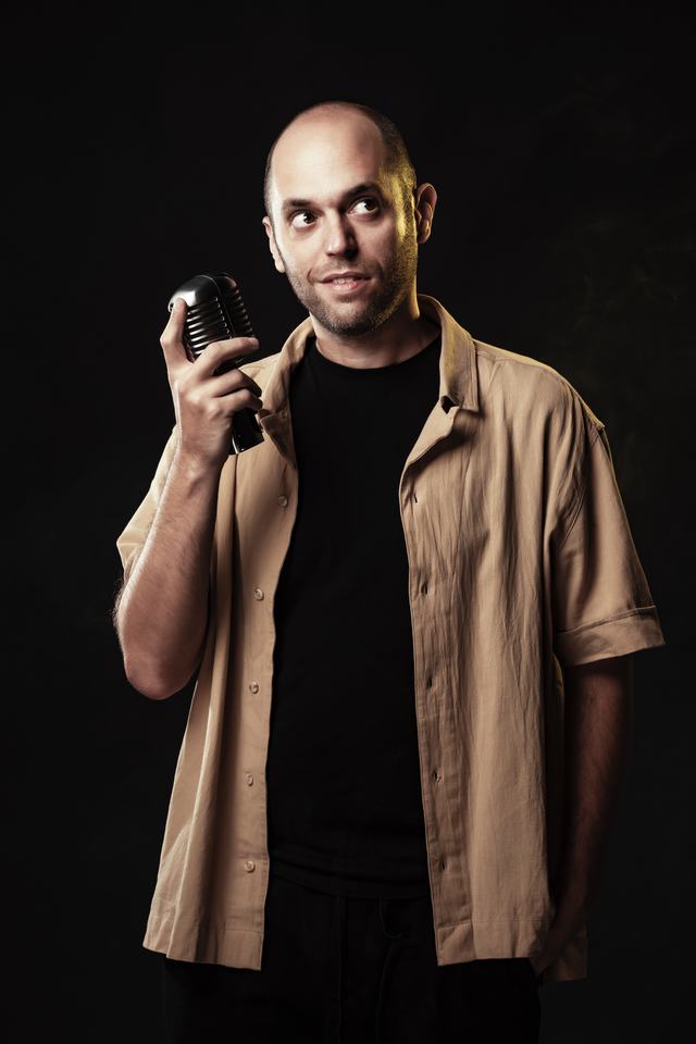Rodrigo Perelsztein con un micrófono